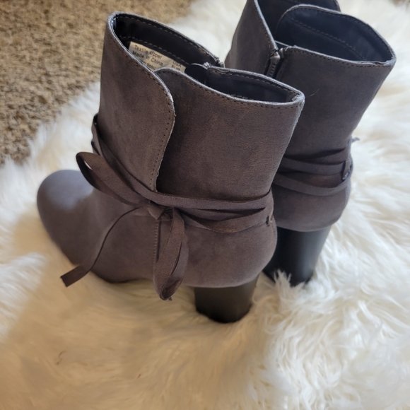 Christian Siriano Grey Boots - Picture 2 of 4